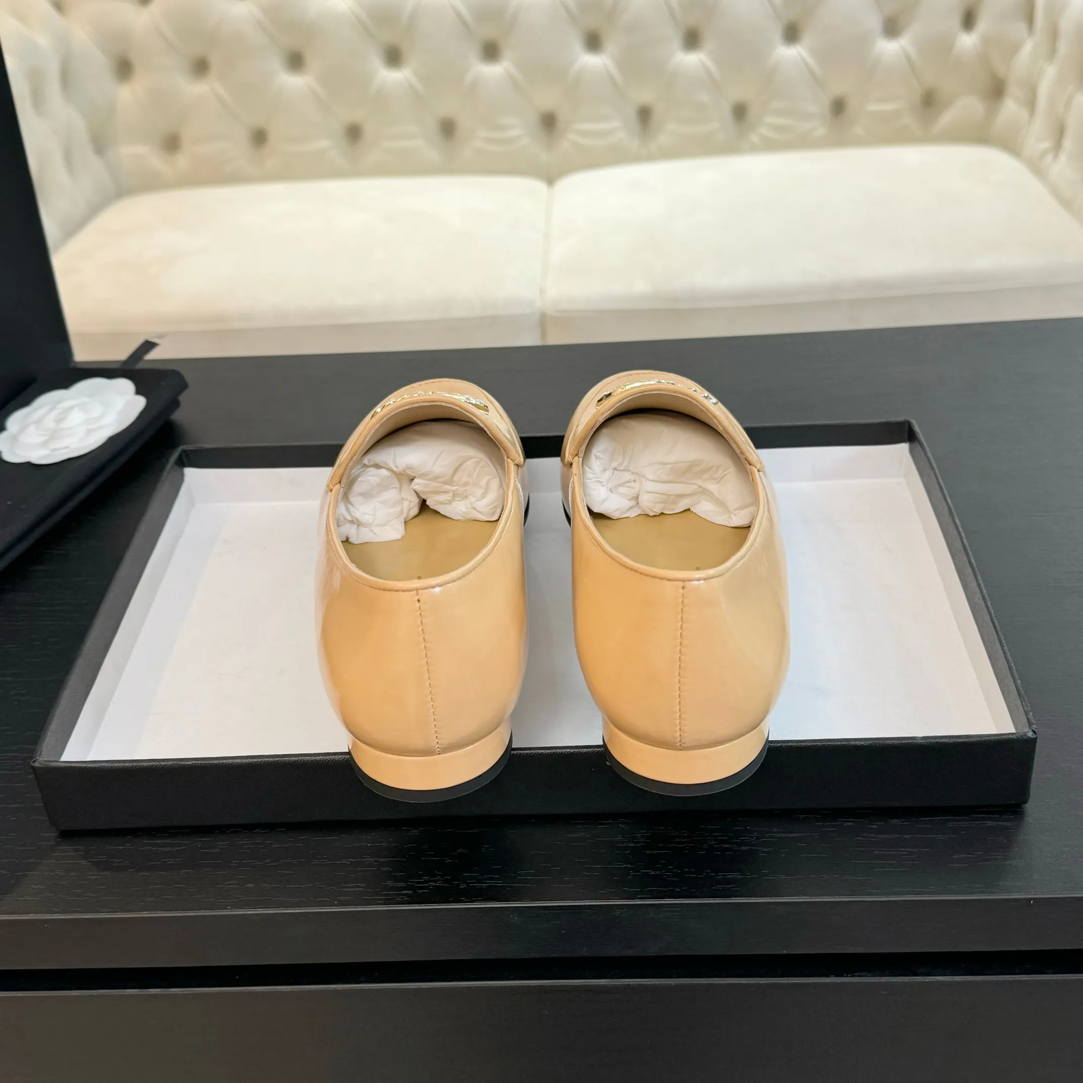 👟👟Ex-factory price 600👟👟 Purchasing-grade CHANEL Xiaoxiang classic retro shoes. I liked this pair at first sight. The design of the upper is very special. The classic hardware buckles embellished with Xiaoxiang are very CHANEL style. It has a high-end feel. The upper feet are very comfortable and soft. The feet are not afraid of being good-looking and comfortable. They are invincible when paired with mid-calf socks, skirts and trousers. It looks simple in style, but it has the effect of elongating the legs immediately on the feet, which is simple and does not lose personality. Adds a touch of coolness. Upper: imported mixed-breed lambskin. Lining: mixed-breed sheepskin. Soft, sweat-absorbent and breathable! Hardware: Exclusive original 1:1 mold development! Long-lasting and does not soften! Outsole: Genuine leather outsole imported from Italy. Height is about 2.5cm. Different market currency. We are different. Size: #34-42 (34 40 41 customized, non-refundable)